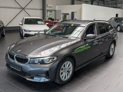 Grau Gebraucht 2022 BMW 318 Kombi | 27.900 € (Fairer Preis)