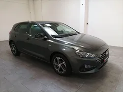 Grau Gebraucht 2021 Hyundai i30 Intro Edition Limousine | 15.890 € (Superpreis)