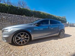 Grau Gebraucht 2018 Volvo V40 R-Design Kombi | 23.200 €