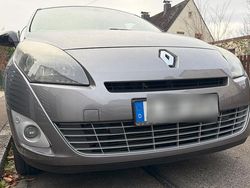 Grau Gebraucht 2011 Renault Scénic III Bose Edition Van / Kleinbus | 2.700 € (Fairer Preis)