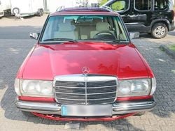 Rot Gebraucht 1981 Mercedes 240 Limousine | 7.200 €