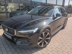 Grau Gebraucht 2024 Volvo V60 CC Ultimate Kombi | 39.900 € (Fairer Preis)