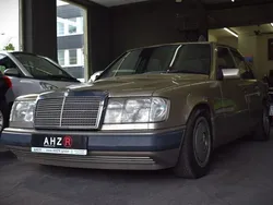 Grau Gebraucht 1990 Mercedes 230 Limousine | 4.650 €