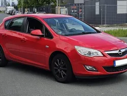 Rot Gebraucht 2012 Opel Astra Kleinwagen | 3.299 € (Guter Preis)