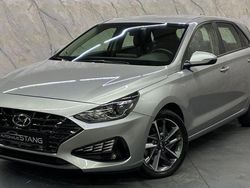 Grau Gebraucht 2024 Hyundai i30 Trend Limousine | 17.800 €