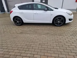 Weiß Gebraucht 2015 Opel Astra Edition Limousine | 8.800 € (Fairer Preis)