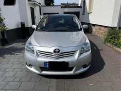 Grau Gebraucht 2011 Toyota Verso Van / Kleinbus | 7.333 € (Superpreis)