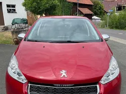 Rot Gebraucht 2014 Peugeot 208 Kleinwagen | 4.500 € (Guter Preis)