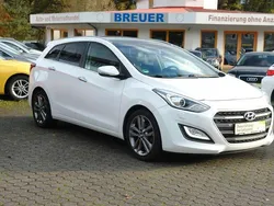 Weiß Gebraucht 2016 Hyundai i30 Premium Limousine | 10.990 € (Fairer Preis)