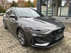 Grau Gebraucht 2024 Ford Focus ST-Line X Limousine | 26.500 € (Fairer Preis)