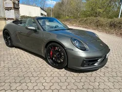 Aventuringrünmetallic Gebraucht 2022 Porsche 992 Cabrio | 159.855 € (Superpreis)