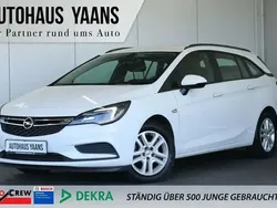Schneeweiss/summitwhite/arctic Gebraucht 2017 Opel Astra Edition Limousine | 11.599 € (Teuer)