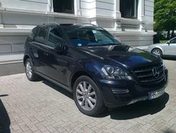 Schwarz metallic Gebraucht 2010 Mercedes ML300 SUV | 34.900 €