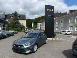 Grau Neu 2025 Kia Ceed Limousine | 26.990 € (Etwas zu teuer)