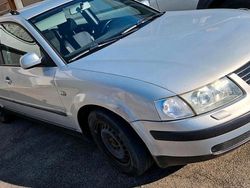 Grau Gebraucht 2000 VW Passat Kombi | 1.000 € (Guter Preis)