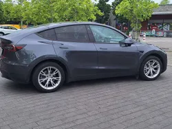 Grau Gebraucht 2022 Tesla Model Y Long Range SUV | 34.500 € (Fairer Preis)