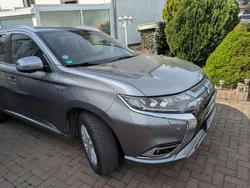 Grau Gebraucht 2020 Mitsubishi Outlander P-HEV Top SUV | 24.900 € (Fairer Preis)