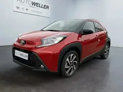 Chili red perleffekt/dach mysticschwarz mica (rot) Neu 2025 Toyota Aygo Team Kleinwagen | 18.340 €