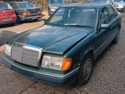 Grün Gebraucht 1991 Mercedes E230 Limousine | 2.000 €