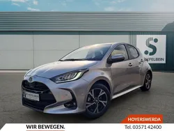 Shimmering silber metallic Neu 2025 Toyota Yaris Hybrid Limousine | 26.980 € (Fairer Preis)