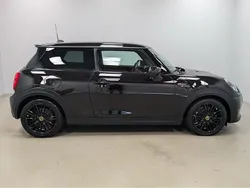 Schwarz Gebraucht 2021 Mini Cooper SE Kleinwagen | 17.900 € (Etwas zu teuer)