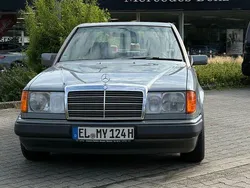 Grau Gebraucht 1990 Mercedes E230 Limousine | 13.524 €