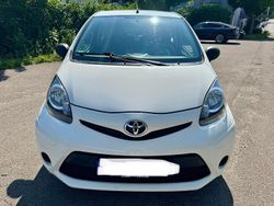 Weiß Gebraucht 2013 Toyota Aygo Kleinwagen | 3.900 €