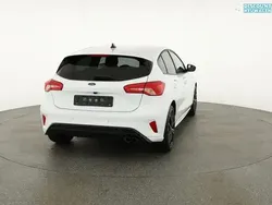 Frost weiß Gebraucht 2022 Ford Focus ST-Line Limousine | 19.895 € (Guter Preis)