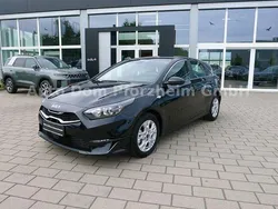 Zilinaschwarz met. (1k) Gebraucht 2024 Kia Ceed Comfort Limousine | 22.580 € (Superpreis)