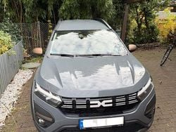 Grau Gebraucht 2023 Dacia Jogger Extreme Van / Kleinbus | 16.000 € (Guter Preis)