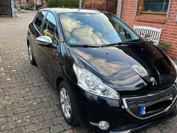 Schwarz Gebraucht 2015 Peugeot 208 Active Kleinwagen | 5.750 € (Fairer Preis)