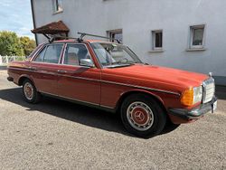 Rot Gebraucht 1983 Mercedes E230 Limousine | 8.600 €