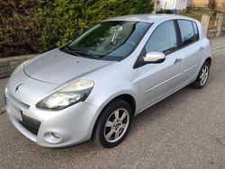 Silber Gebraucht 2010 Renault Clio III Kleinwagen | 2.500 €