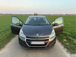 Grau Gebraucht 2016 Peugeot 208 Kleinwagen | 5.600 €