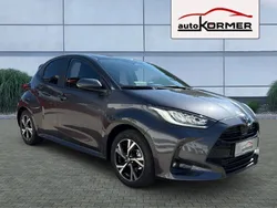 Grau Neu 2025 Toyota Yaris Hybrid Comfort Limousine | 23.769 € (Guter Preis)