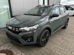 Metalliclackierung safarigrüngrau (lichenkaki) Neu 2025 Dacia Sandero Expression Kleinwagen | 17.345 € (Fairer Preis)
