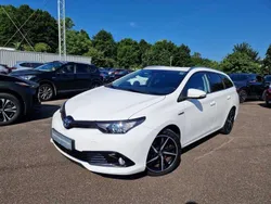 Schneeweiß Gebraucht 2018 Toyota Auris Touring Sports Team Kombi | 17.450 € (Fairer Preis)