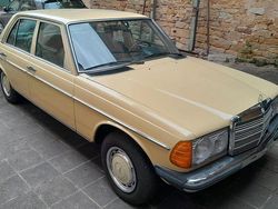 Gelb Gebraucht 1976 Mercedes 230 Limousine | 7.500 €