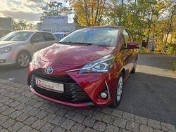 Rot Gebraucht 2017 Toyota Yaris Hybrid Comfort Limousine | 12.090 € (Fairer Preis)