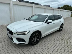 Weiß Gebraucht 2018 Volvo V60 Momentum Kombi | 17.600 €