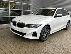 Mineralweiß metallic Neu 2025 BMW 330e Comfort Edition Kombi | 58.490 € (Superpreis)