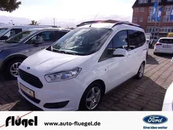 Weiss Gebraucht 2017 Ford Tourneo Courier Titanium Van / Kleinbus | 9.990 € (Guter Preis)