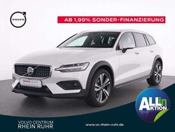 Weiß crystal white pearl / met Gebraucht 2024 Volvo V60 CC Ultimate Kombi | 56.950 €