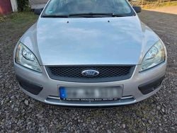 Silber Gebraucht 2005 Ford Focus Kombi | 2.800 €