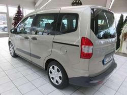 Titangrau metallic Gebraucht 2016 Ford Tourneo Courier Ambiente Van / Kleinbus | 10.899 € (Guter Preis)