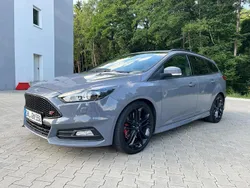 Grau Gebraucht 2015 Ford Focus ST Kombi | 11.000 € (Fairer Preis)