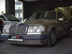 Grau Gebraucht 1990 Mercedes 230 Limousine | 4.650 €