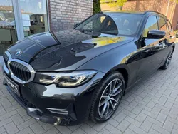 Black sapphire metallic (metallic) Gebraucht 2022 BMW 318 Sport Line Kombi | 21.990 € (Guter Preis)