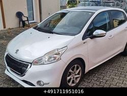 Weiß Gebraucht 2015 Peugeot 208 Style Kleinwagen | 3.990 € (Guter Preis)