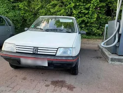 Weiß Gebraucht 1992 Peugeot 205 Kleinwagen | 2.300 €